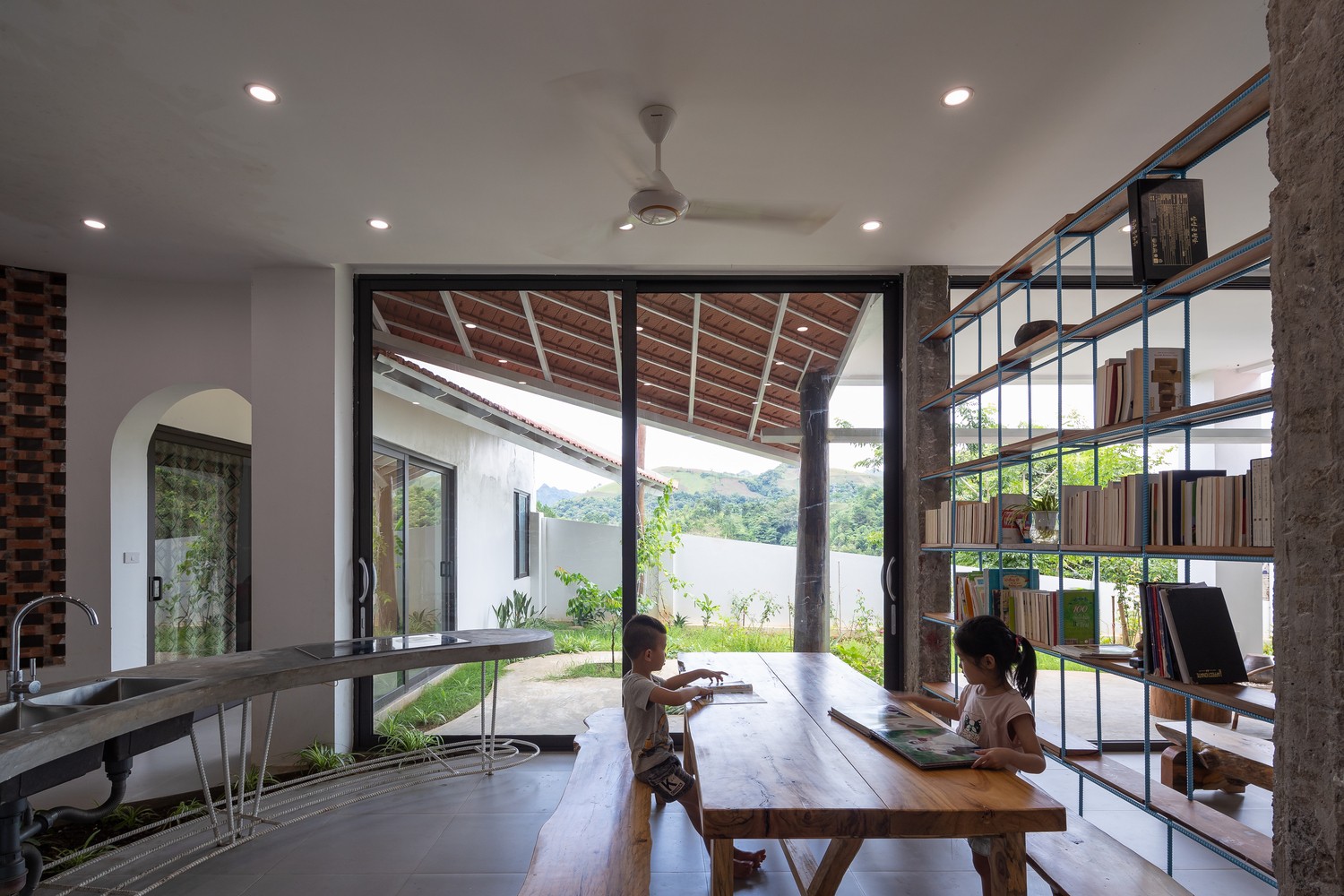 Nét thơ mộng của ngôi nhà mái ngói đỏ Sơn La - Hình ảnh 13.