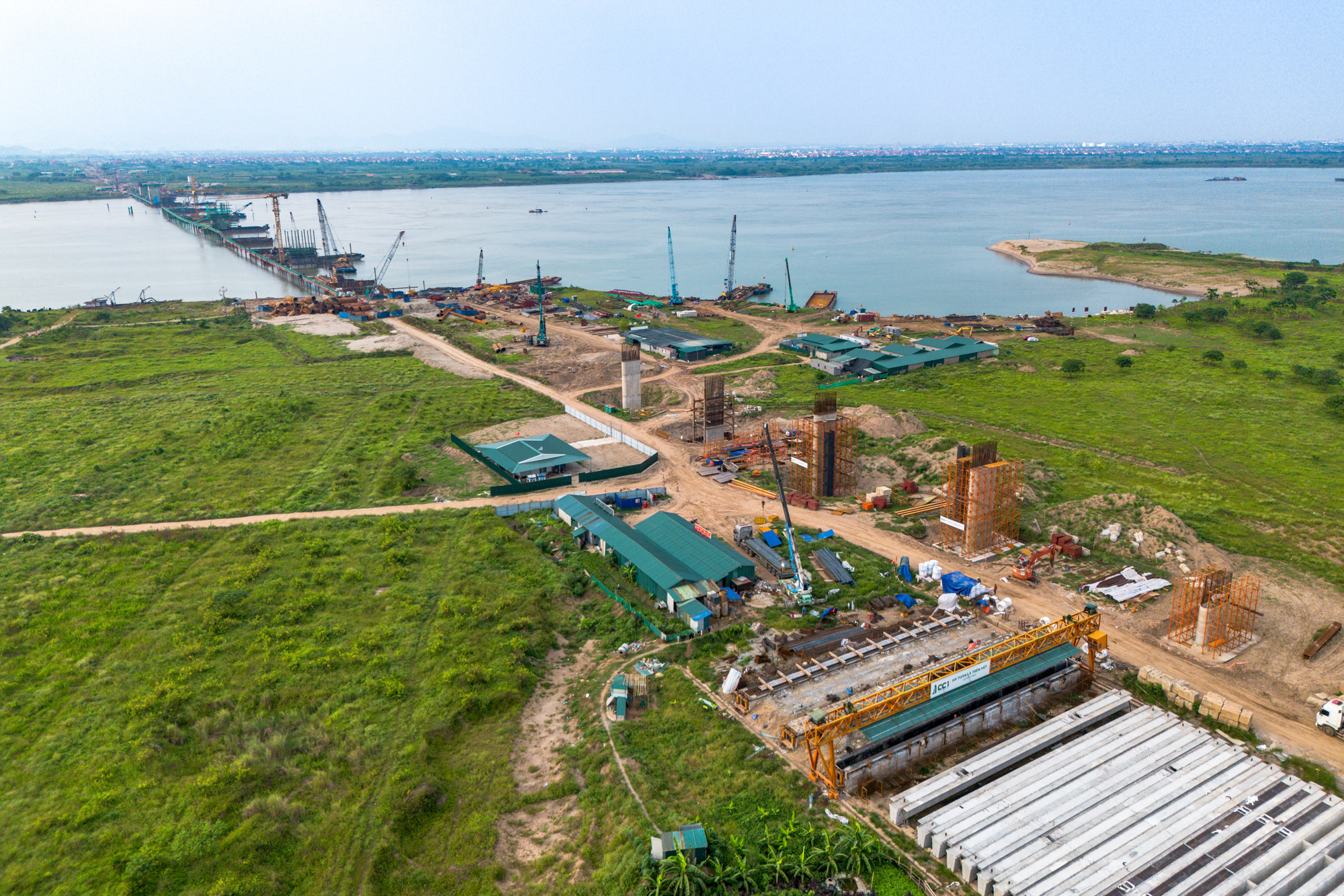 Ngắm cầu gần 10.000 tỷ xây nhanh bậc nhất Hà Nội, dự kiến hoàn thành trong chưa đầy 2 năm, kết nối đại đô thị của Vinhomes và Sun Group- Ảnh 3. Ngắm cầu gần 10.000 tỷ xây nhanh bậc nhất Hà Nội, dự kiến hoàn thành trong chưa đầy 2 năm, kết nối đại đô thị của Vinhomes và Sun Group- Ảnh 3.