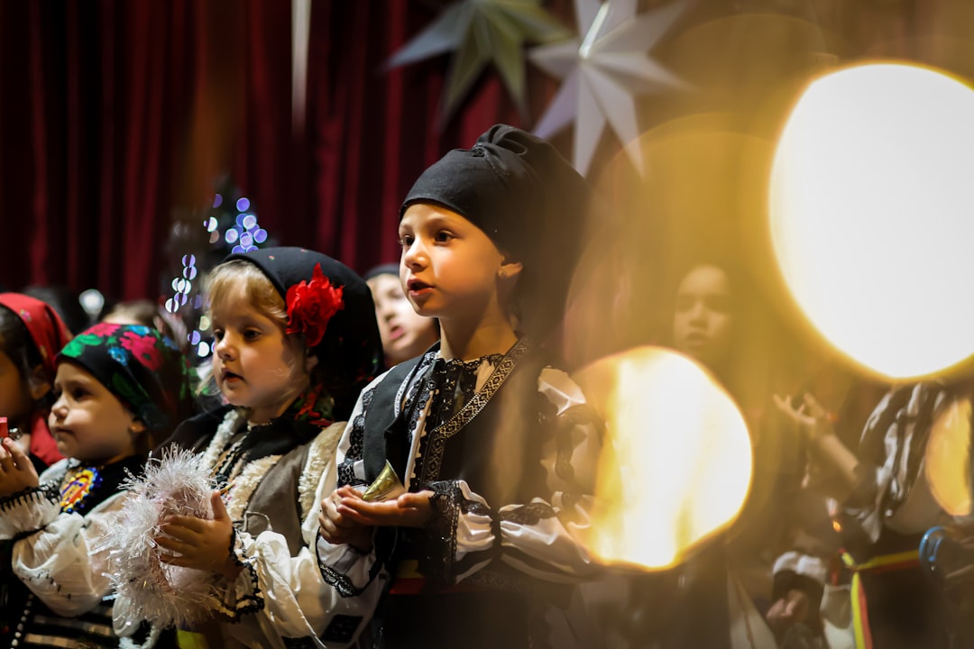 Canta con la Temporada: Las Mejores Canciones y Villancicos Navideños que Encantarán a los Niños