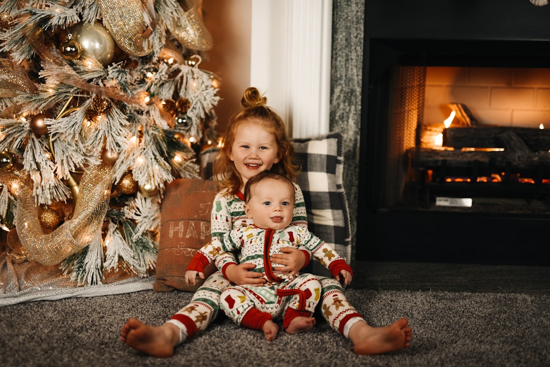 Tradiciones Acogedoras: Por Qué a Niños (y a Padres) les Encantan los Pijamas de Navidad