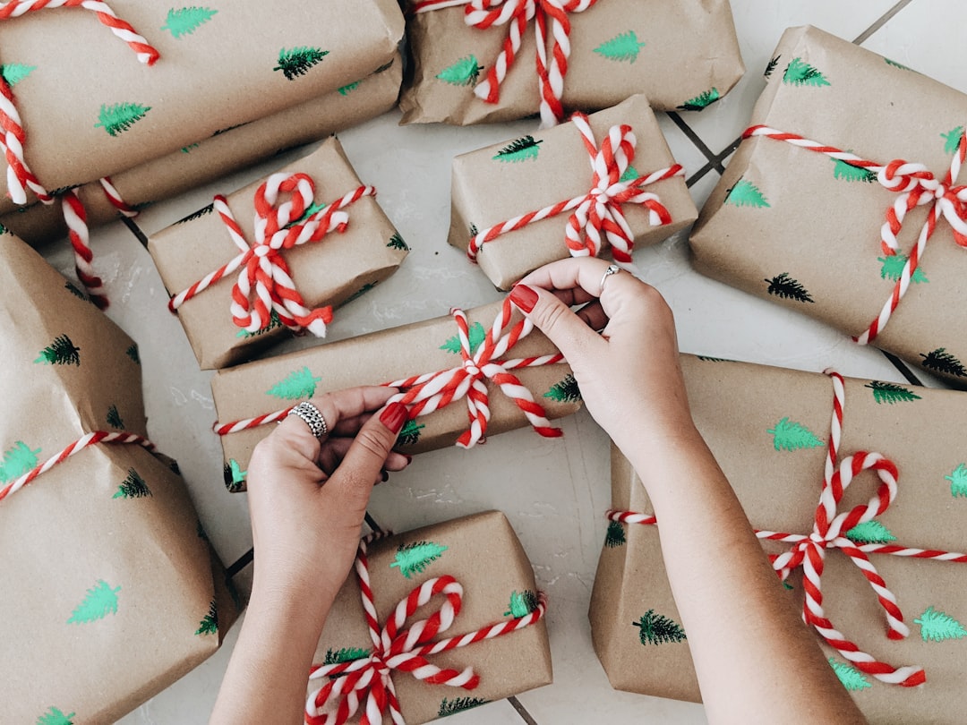 Diversión Festiva: Ideas Creativas para Envolver Regalos de Navidad con la Ayuda de los Niños