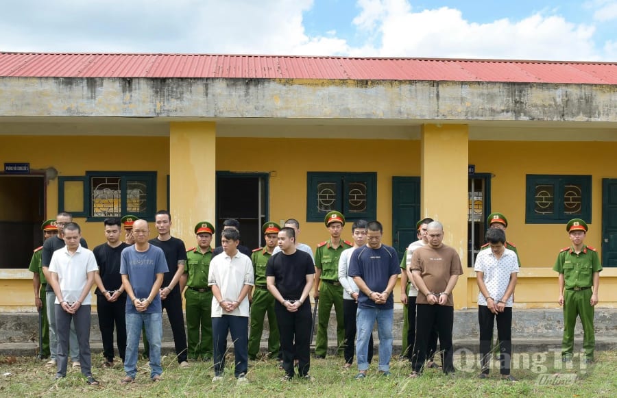Các đối tượng trong đường dây bị bắt giữ - Ảnh: N.Q.V