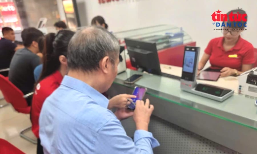 Người cao tuổi được hướng dẫn kiểm tra lương hưu qua tài khoản ngân hàng.