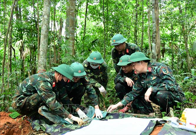 Đội Quy tập hài cốt liệt sĩ, Đoàn Kinh tế-Quốc phòng 337 quy tập các hài cốt liệt sĩ tại khu vực đồi khe Cây Lỗi, thôn Cựp Cuôi, xã Hướng Lập, tỉnh Quảng Trị trong tháng 7 vừa qua. Ảnh: TTXVN phát