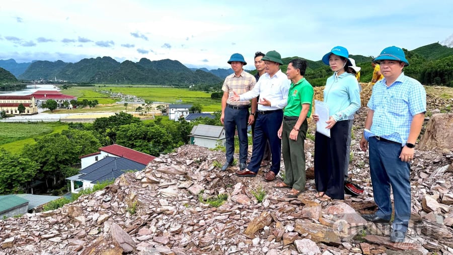 Khu vực đồi Hạ Vàng, xã Phong Nha, tiềm ẩn nguy cơ sạt lở, ảnh hưởng trực tiếp đến 205 người dân - Ảnh: Quang Ngọc.