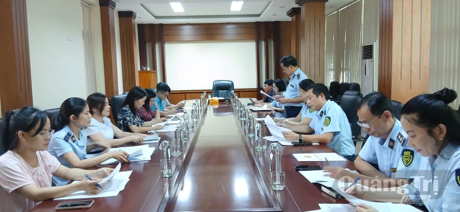 Hội đồng tiêu hủy họp triển khai phương án tiêu hủy - Ảnh: H.Đ