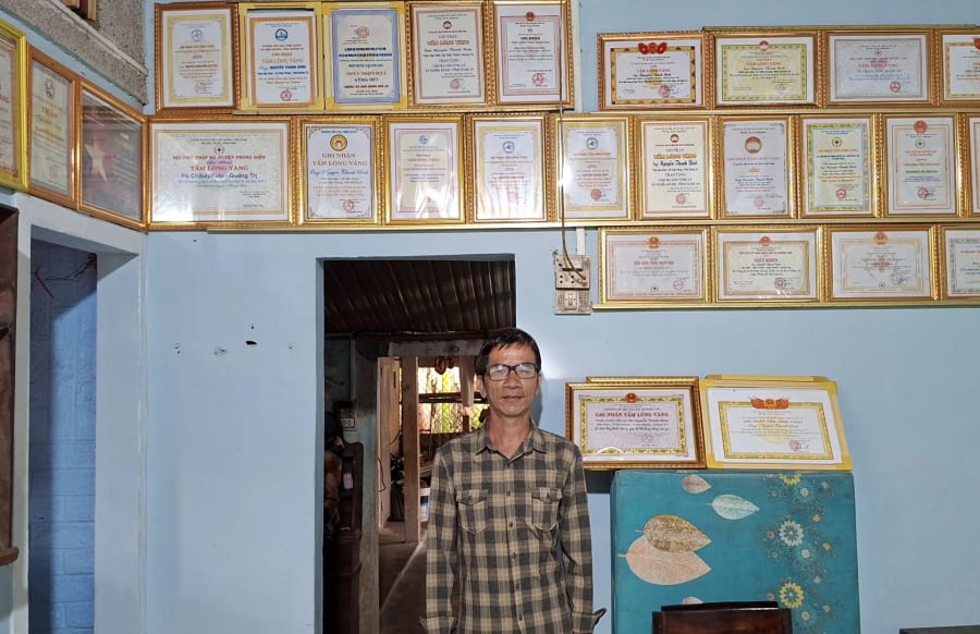 Ông Nguyễn Thanh Bình trong căn nhà nhỏ của mình - Ảnh: N.V