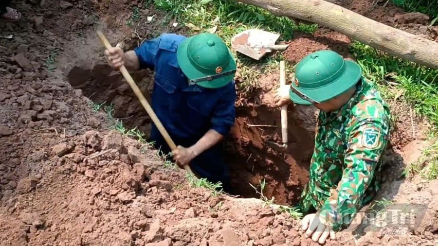 Cán bộ, chiến sĩ lực lượng vũ trang tích cực triển khai công tác tìm kiếm, quy tập hài cốt liệt sĩ trên địa bàn tỉnh. Ảnh: H.C.