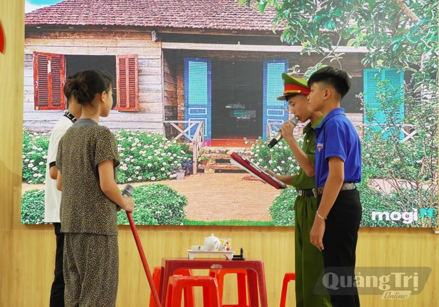 Trẻ em trực tiếp tham gia tuyên truyền về kỹ năng tự bảo vệ trước nguy cơ xâm hại trên môi trường mạng, thông qua phiên tòa giả định - Ảnh: H.L