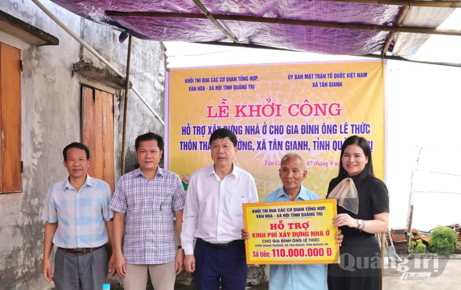 Khối thi đua các cơ quan tổng hợp, văn hóa – xã hội tỉnh Quảng Trị trao trao số tiền 110 triệu đồng hỗ trợ gia đình ông Lê Thức để xây dựng nhà ở - Ảnh: T.Q