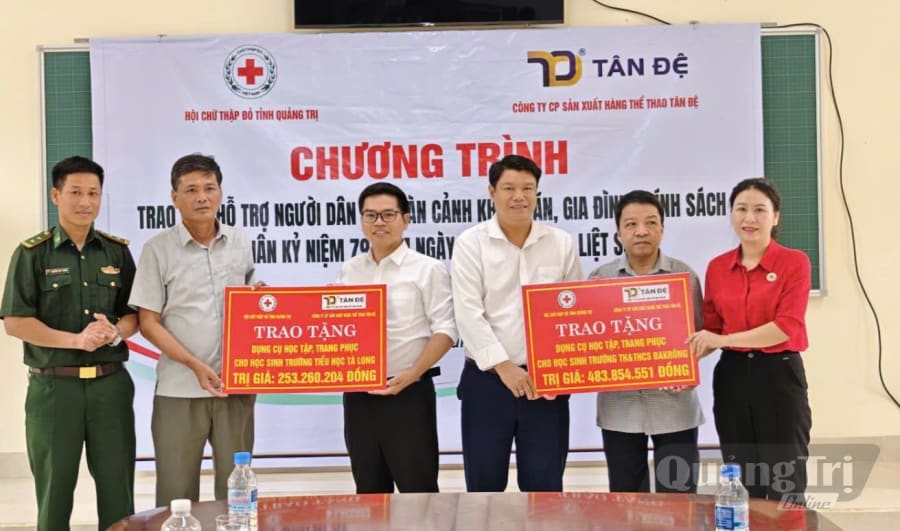 Trao bảng tượng trưng hỗ trợ dụng cụ học tập, trang phục cho các trường học trên địa bàn xã Đakrông-Ảnh: K.S