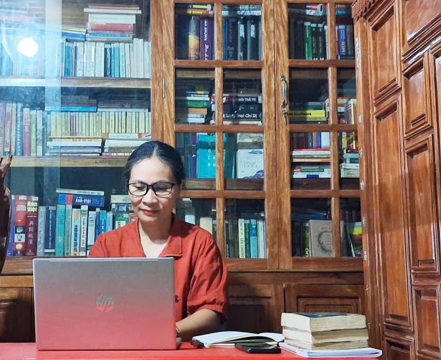 Với tác giả Trần Thị Tuyết Thanh, viết là niềm đam mê, là tiếng nói của cảm xúc - Ảnh: Nh.V