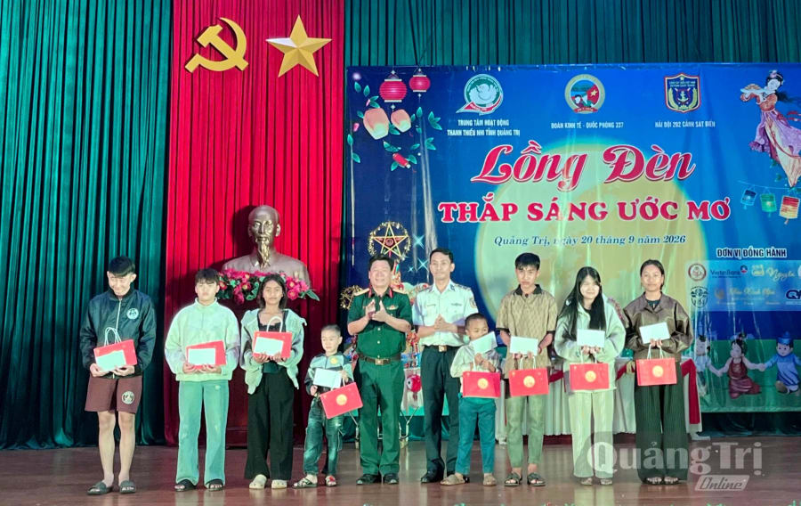 Ban Tổ chức trao quà tặng các em có hoàn cảnh khó khăn trên địa bàn - Ảnh: L.O