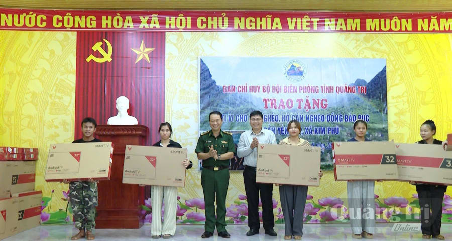 Ban chỉ huy Bộ đội Biên phòng tỉnh trao tặng ti vi cho đồng bào Rục ở bản Yên Hợp, xã Kim Phú - Ảnh: Thùy Trang