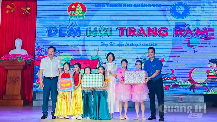 Nhà Thiếu nhi tỉnh, Sở Y tế và Tỉnh Đoàn trao tặng quà Trung thu cho các em thiếu nhi - Ảnh: B.N