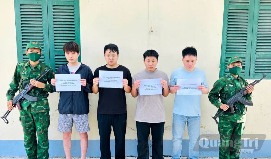 4 người Trung Quốc bị xử lý vi phạm hành chính với hành vi “qua lại biên giới quốc gia không làm thủ tục nhập cảnh theo quy định” - Ảnh: H.N