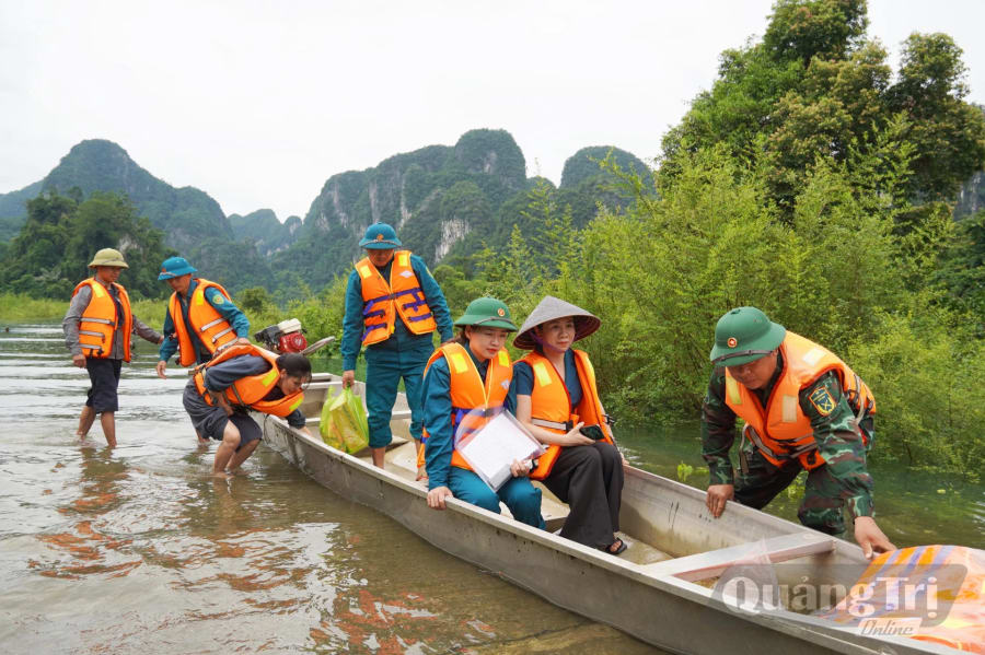 Chính quyền xã Kim Phú bố trí lực lượng, phương tiện hỗ trợ người dân bản Yên Hợp đi lại an toàn trong mùa mưa lũ - Ảnh: X.P