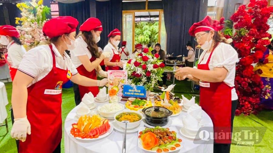 Các đội thi chuẩn bị món ăn tại hội thi “Bữa cơm gia đình – Gắn kết yêu thương” - Ảnh: B.N