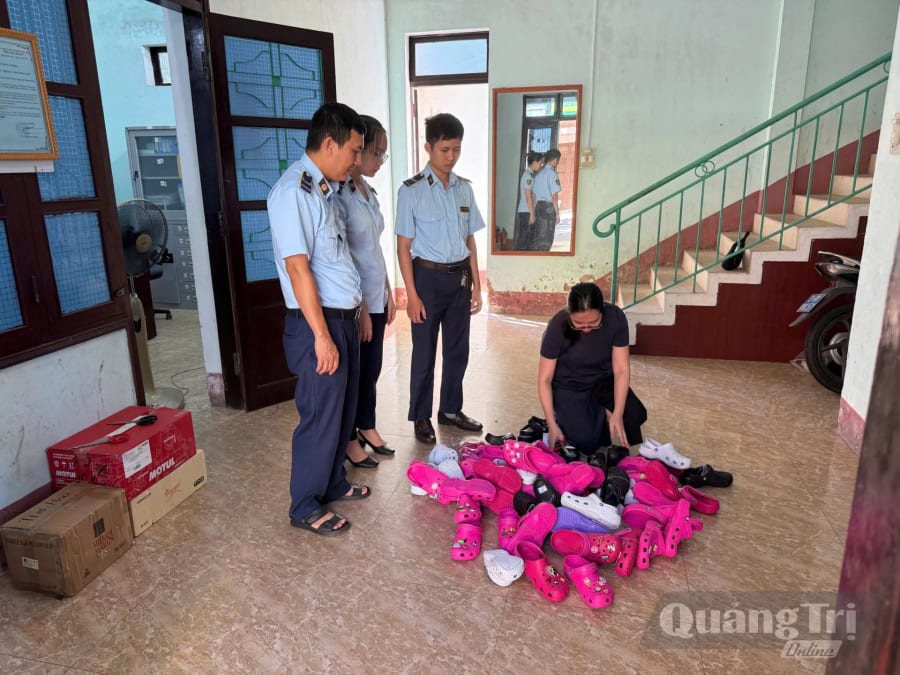 Lực lượng Quản lý thị trường giám sát việc tiêu hủy hàng hóa vi phạm quyền sở hữu trí tuệ-Ảnh: H.C