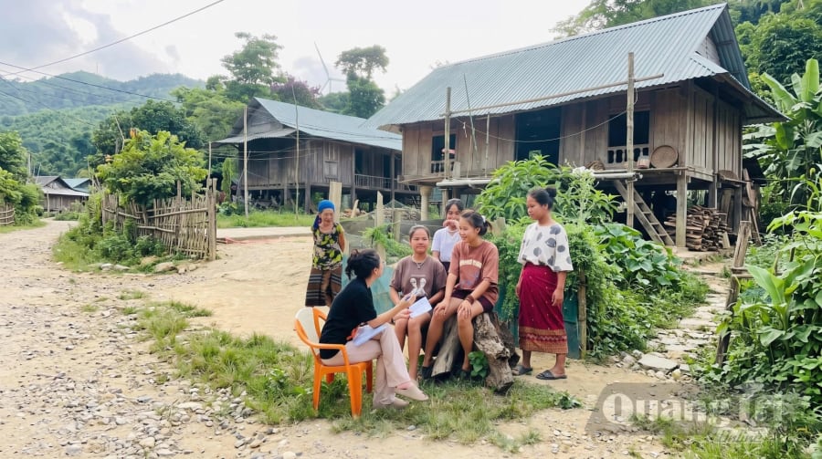 Tuyên truyền, tư vấn chăm sóc sức khỏe sinh sản và phòng, chống tảo hôn cho trẻ em gái vùng núi xã Khe Sanh-Ảnh: L.H