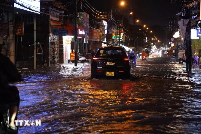 Các phương tiện lưu thông bị ngập nặng do mưa lớn. (Ảnh: Hồng Đạt/TTXVN)