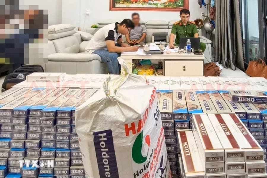 Lực lượng chức năng phát hiện số lượng lớn thuốc lá điếu nhập lậu. TTXVN phát)
