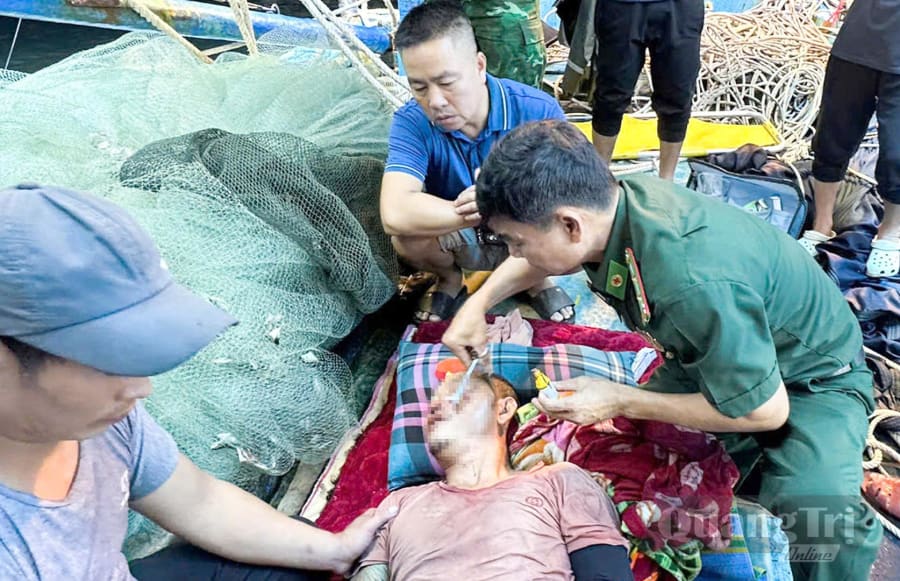 Hình ảnh sơ cứu ban đầu cho thuyền viên N.V.D. bị thương nặng sau sự cố đứt dây tời. Ảnh: N.H