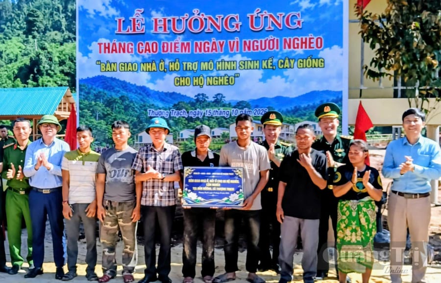 Lãnh đạo xã Thượng Trạch trao biển tượng trưng bàn giao nhà ở cho 6 hộ gia đình tại bản Nôồng - ̉̉Ảnh: M.D
