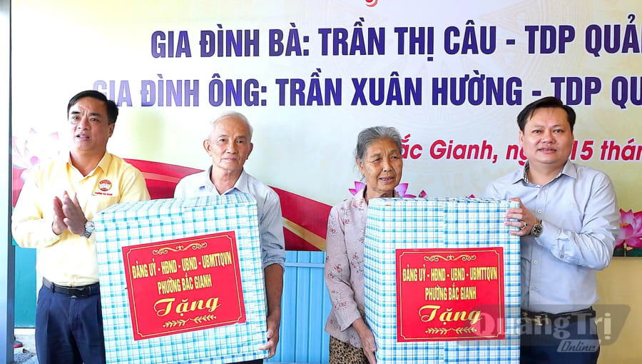 Lãnh đạo phường Bắc Gianh tặng quà cho các gia đình - Ảnh: N.M