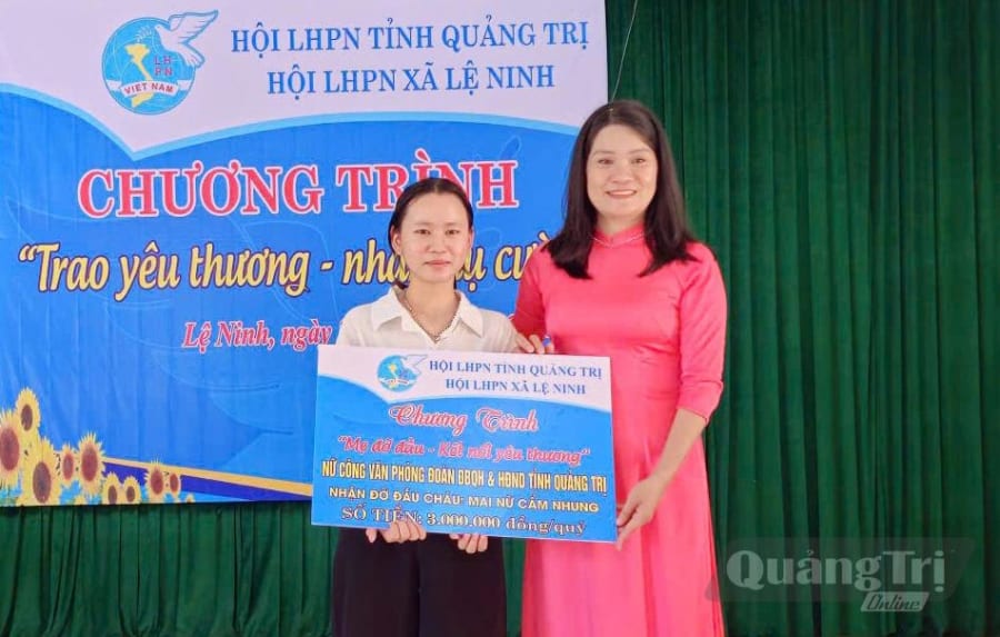 Hội Liên hiệp Phụ nữ xã Lệ Ninh trao kinh phí đỡ đầu cho trẻ em mồ côi, có hoàn cảnh khó khăn - Ảnh: L.L
