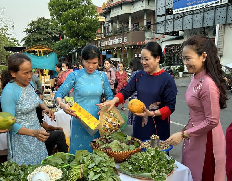 Đại biểu tham quan các gian hàng