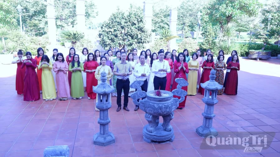 Công đoàn và Ban Nữ công Báo và Phát thanh, Truyền hình tỉnh Quảng Trị cùng các nữ đoàn viên công đoàn dâng hương tưởng niệm Chủ tịch Hồ Chí Minh và các anh hùng liệt sĩ tại Đền thờ Bác Hồ và các Anh hùng liệt sĩ, phường Đồng Hới, tỉnh Quảng Trị.