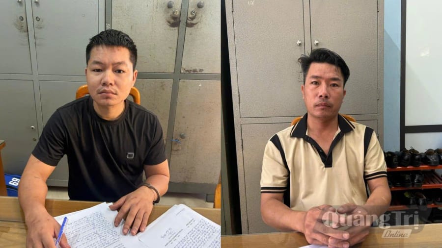 Đối tượng Thái Thanh Chương (áo đen, bên trái) và đối tượng Nguyễn Thanh Hải ( áo vàng đen bên phải) tại cơ quan Công an - Ảnh: T.Đ