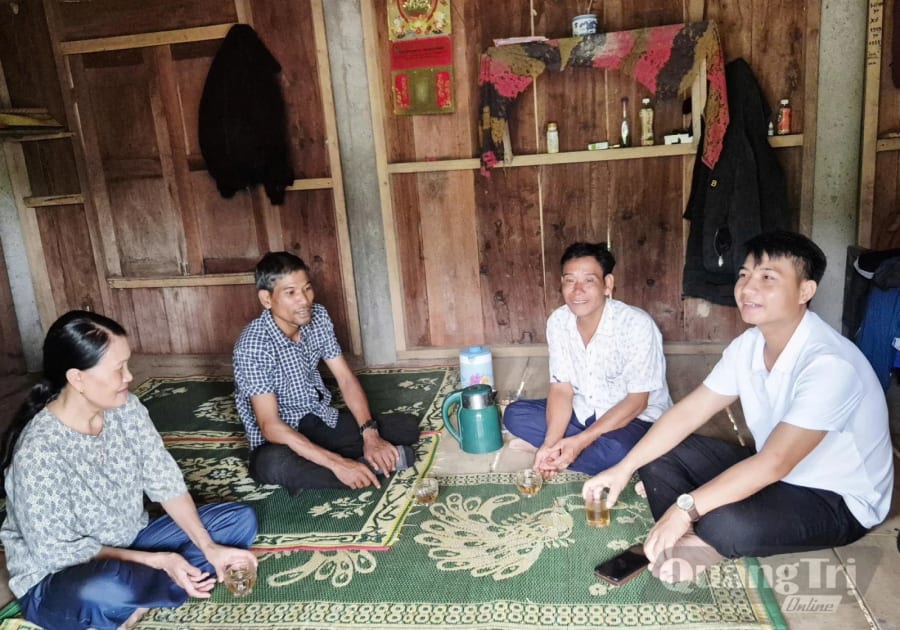 Lãnh đạo thôn Trại Cá trò chuyện, động viên gia đình ông Hồ Văn Thăm - Ảnh: K.S