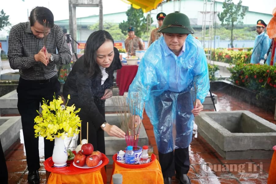 Đại diện lãnh đạo sở, ngành thắp hương lên phần mộ liệt sĩ - Ảnh: Đ.V