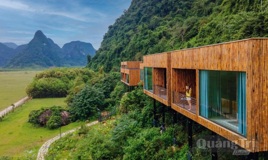 Tú Làn Lodge, khu nghỉ dưỡng độc đáo nằm tựa lưng vào dãy núi đá vôi tại làng Tân Hóa, xã Kim Phú - Ảnh: Tư liệu