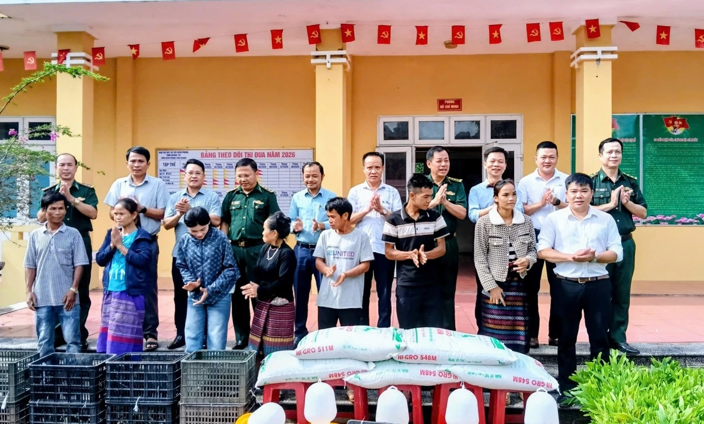 Đồn biên phòng Cồn Roàng trao tặng cây, con giống cho các hộ nghèo