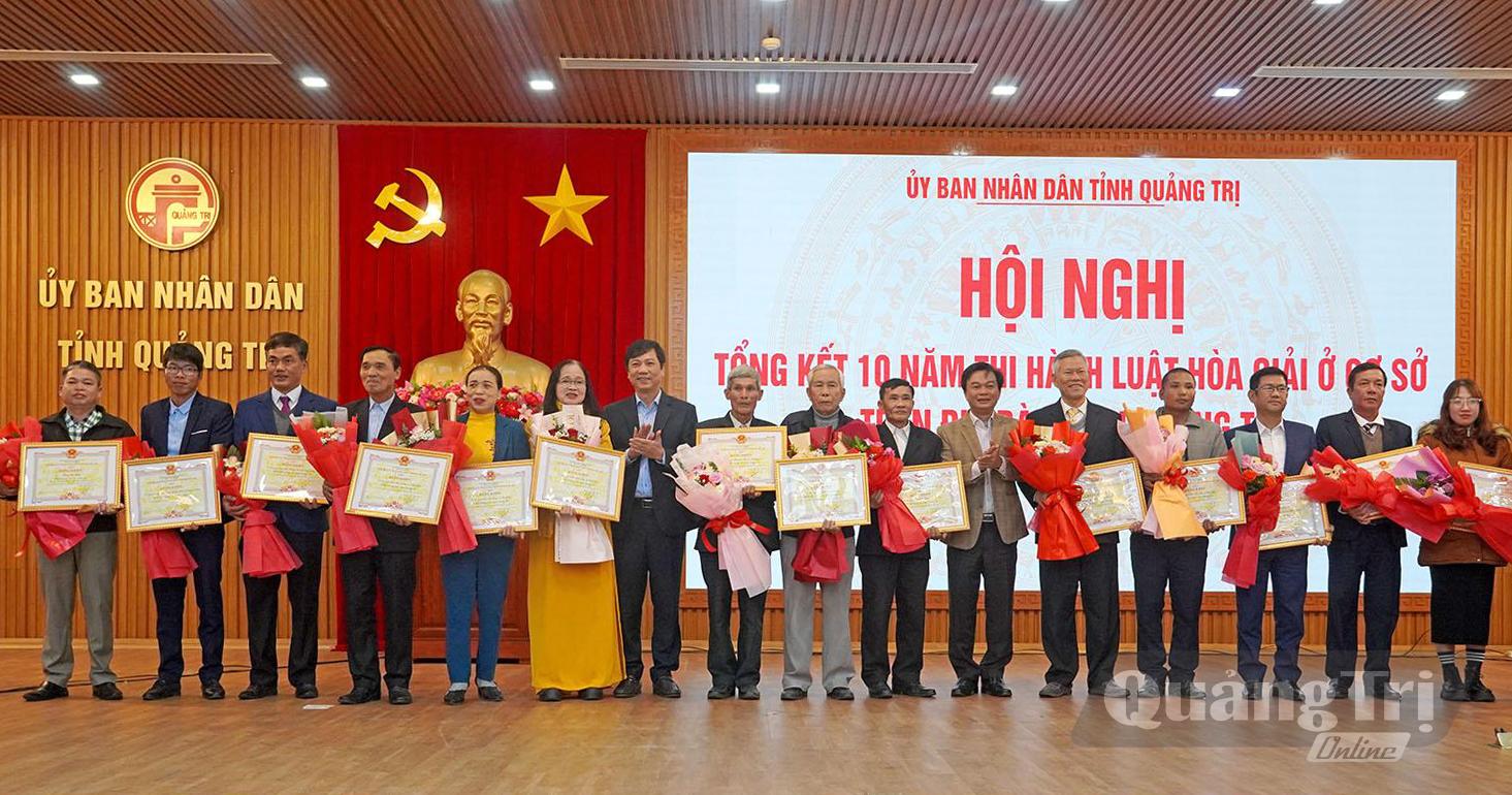 Hình ảnh các điển hình tiên tiến trong công tác hòa giải cơ sở được vinh danh tại hội nghị - Ảnh: P.T