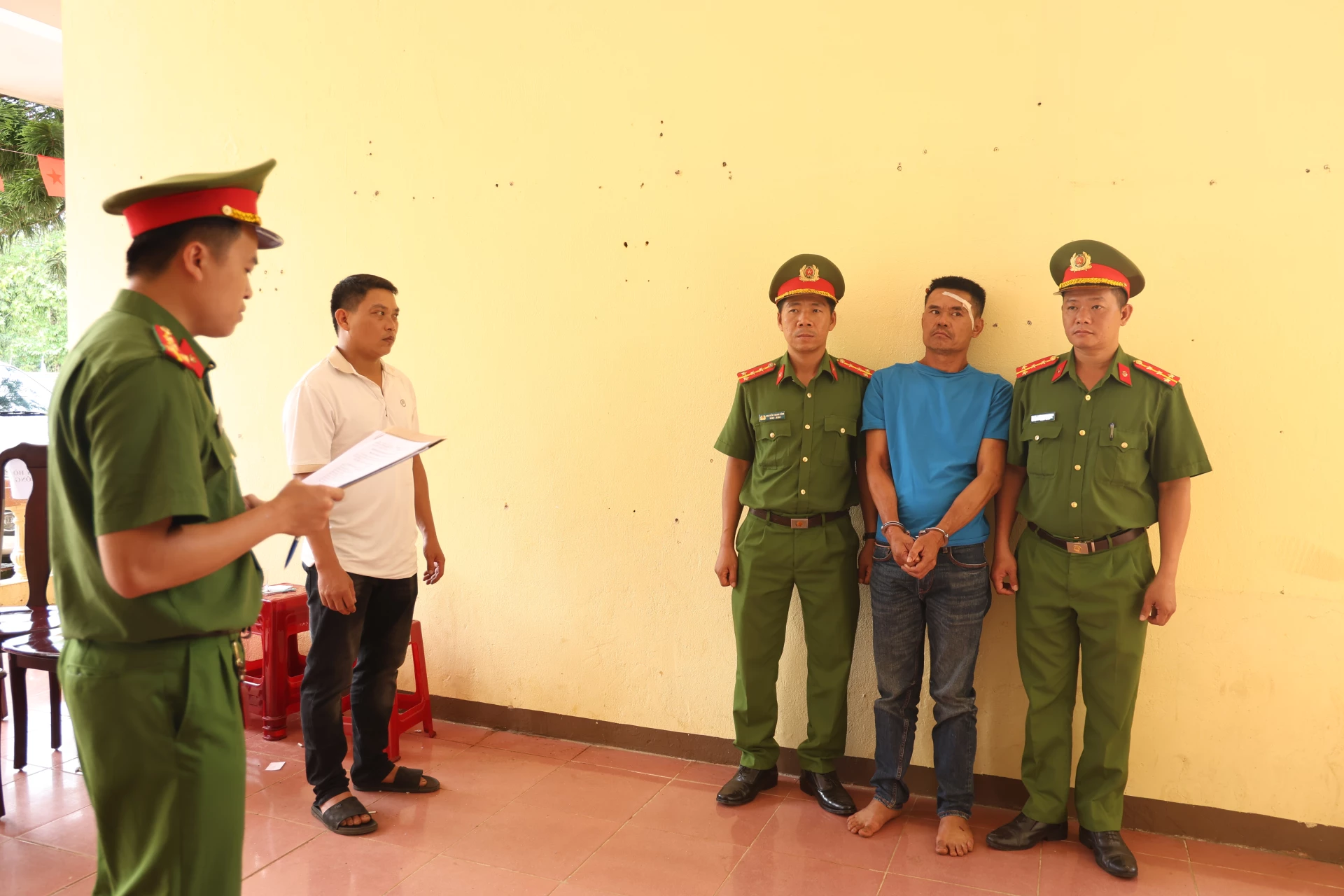 Cơ quan chức năng tống đạt quyết định giữ người trong trường hợp khẩn cấp đối với Trần Hoàng Diệu - Ảnh: T.K