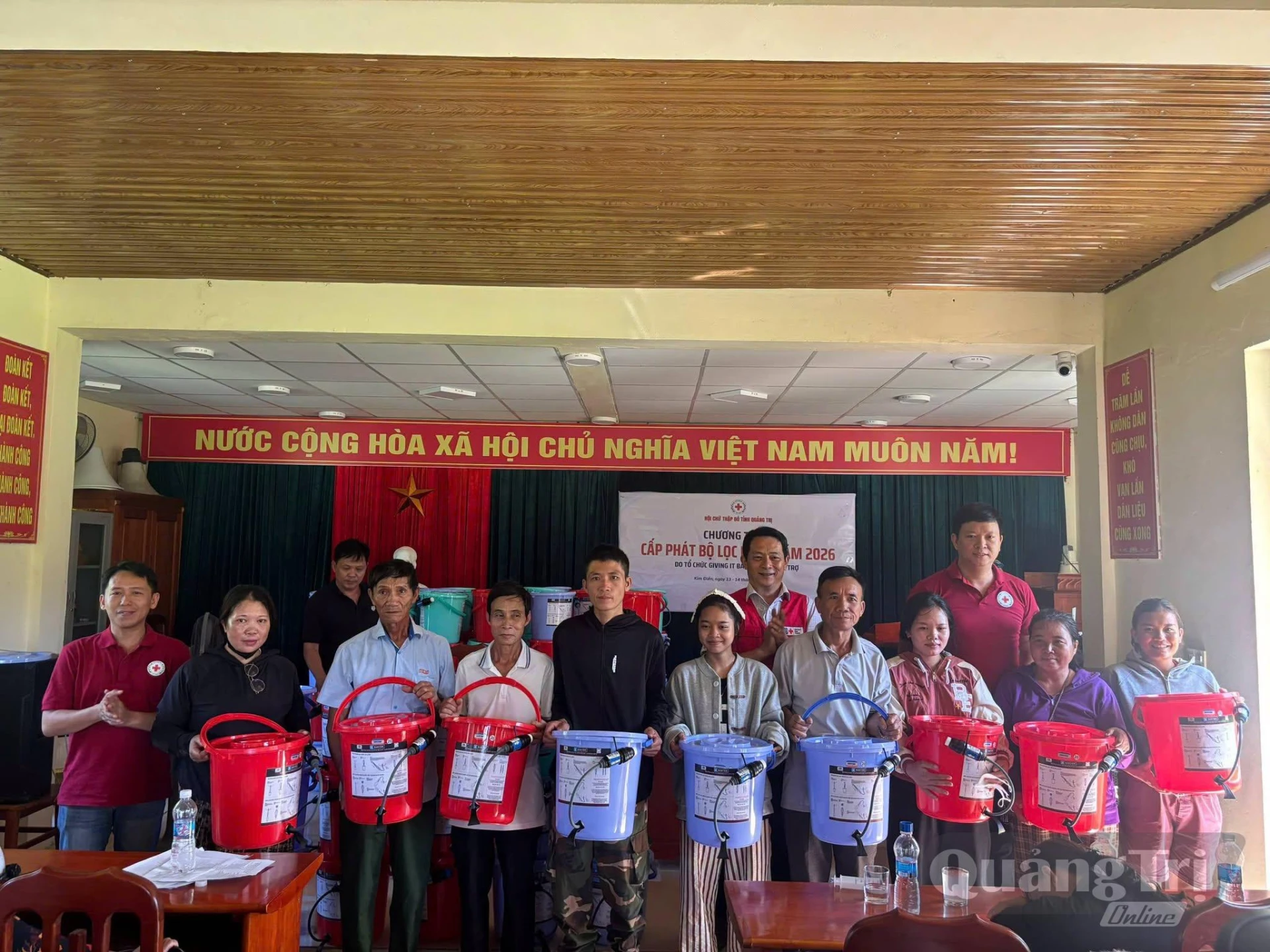 Đại diện Hội Chữ thập đỏ tỉnh trao trực tiếp các bộ lọc nước cho người dân - Ảnh: LT