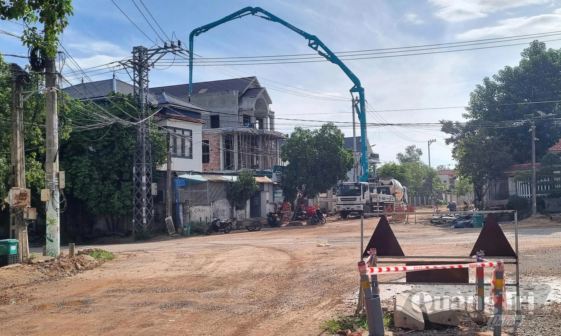 Các phương tiện phun bê tông cần tuân thủ nghiêm ngặt quy định pháp luật khi hoạt động gần đường dây, thiết bị mang điện để đảm bảo an toàn tuyệt đối cho hệ thống lưới điện - Ảnh: Văn Minh