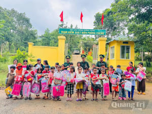 Chăm lo cho học sinh vùng biên giới