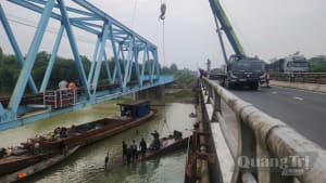 Hoàn thành di dời 3 sà lan mắc kẹt tại khu vực cầu Mỹ Chánh