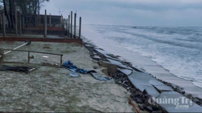 Sóng biển gây thiệt hại nhiều công trình tại bờ biển Mỹ Thủy