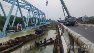 Hoàn thành di dời 3 sà lan mắc kẹt tại khu vực cầu Mỹ Chánh