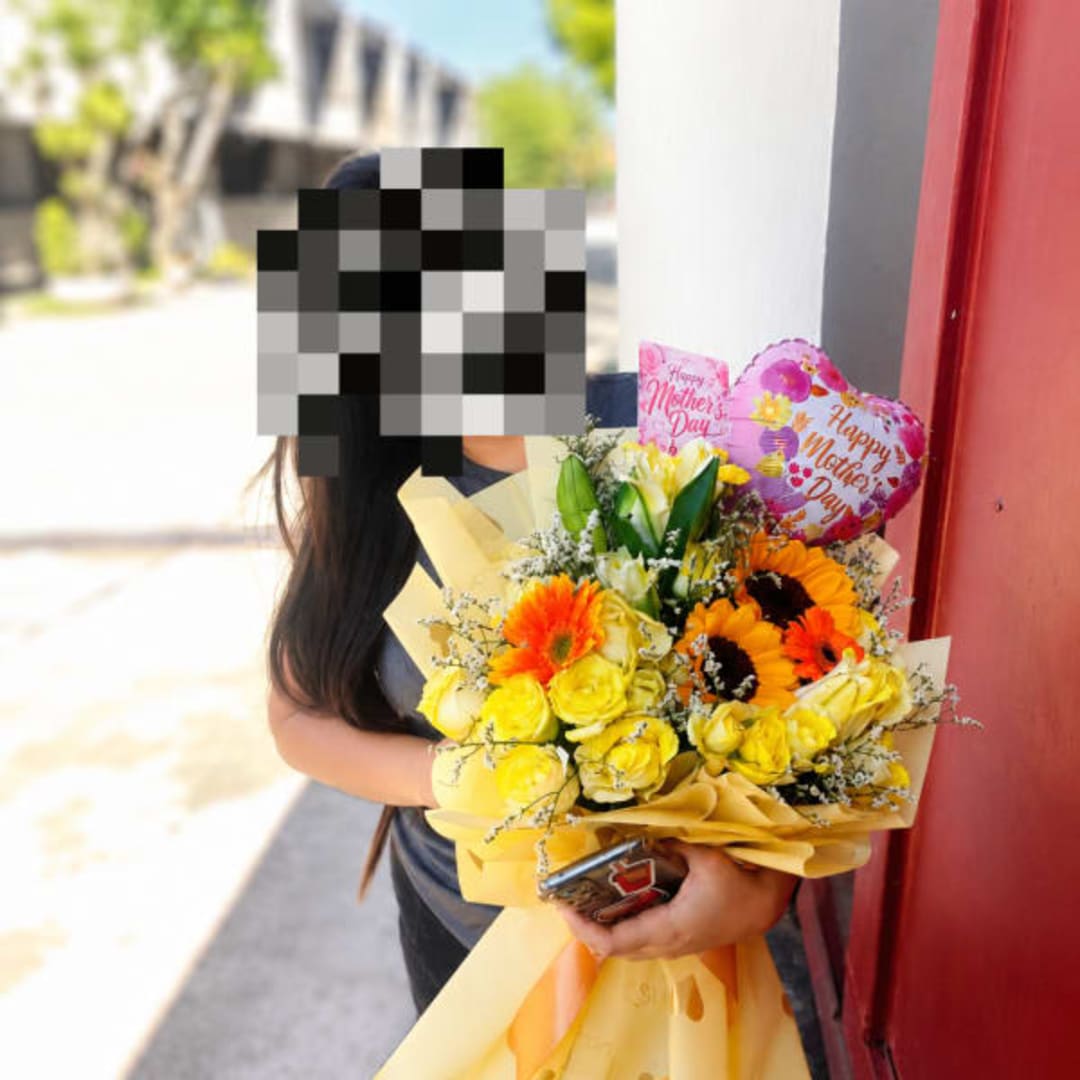 Golden Lily Bloom thumbnail 2