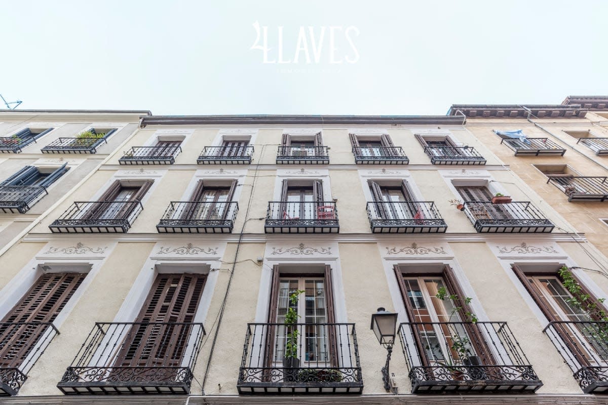Alquiler de Larga Estancia en Calle de Los Tres Peces - Lavapies - Imagen 1