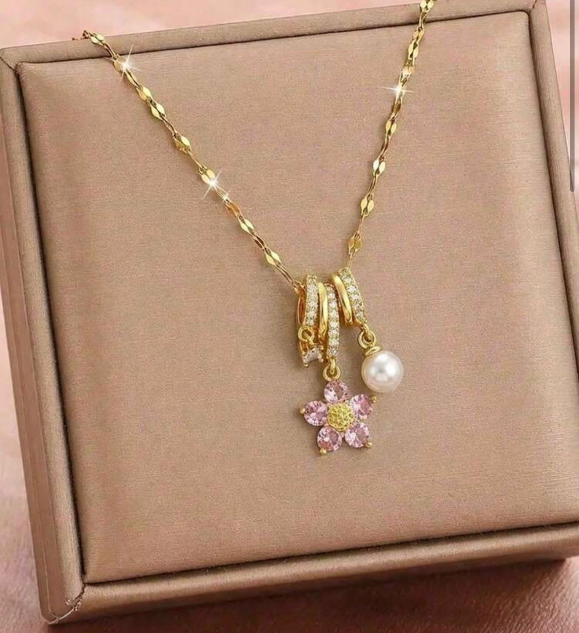 Collier : fleur à 5 pétales rose et perle d'océan