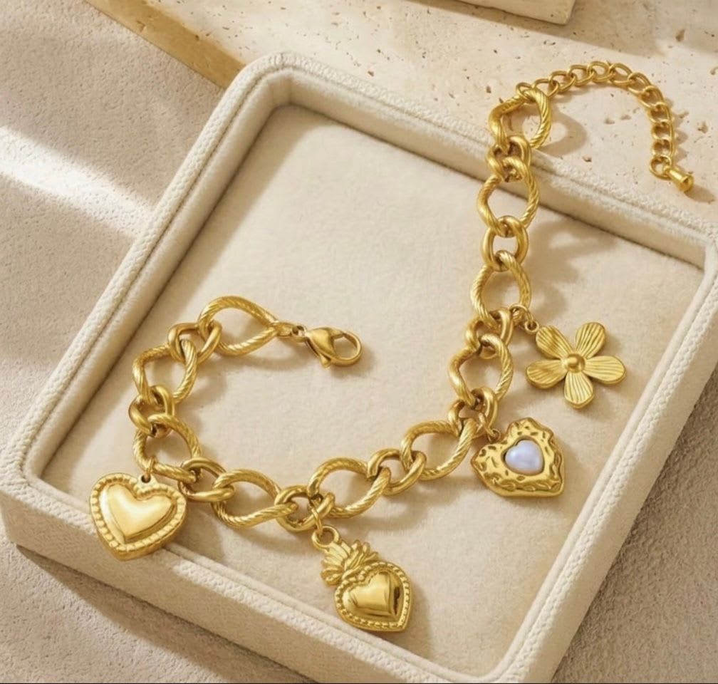 Un bracelet pendentif multi-éléments : cœur et de fleur