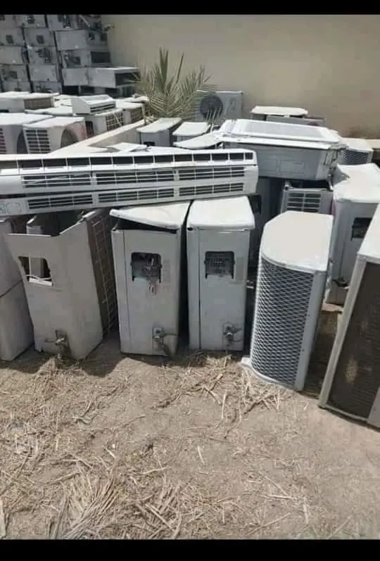 فريق خبراء يقومون بفحص مكيفات مستعملة